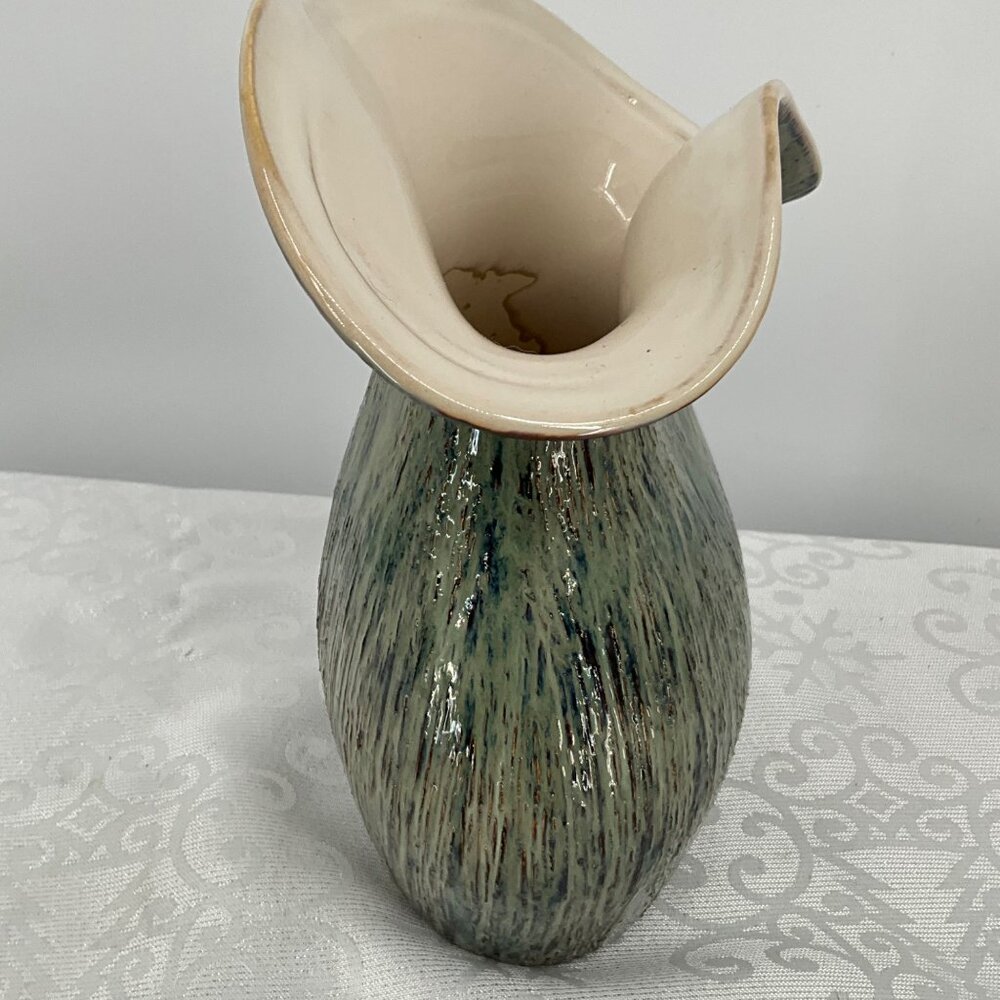 Handcrafted Ceramic Vase With Unique Ruffled Edge - Picture 7 of 8